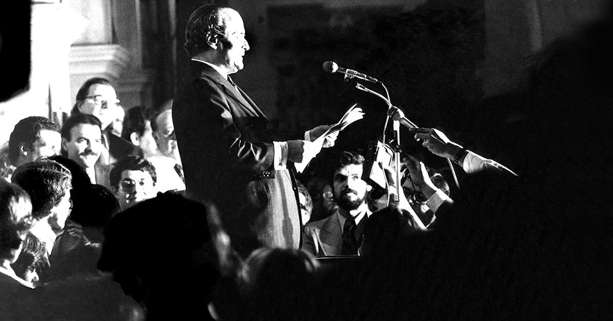 Líder discursa: a voz que mobiliza o povo.