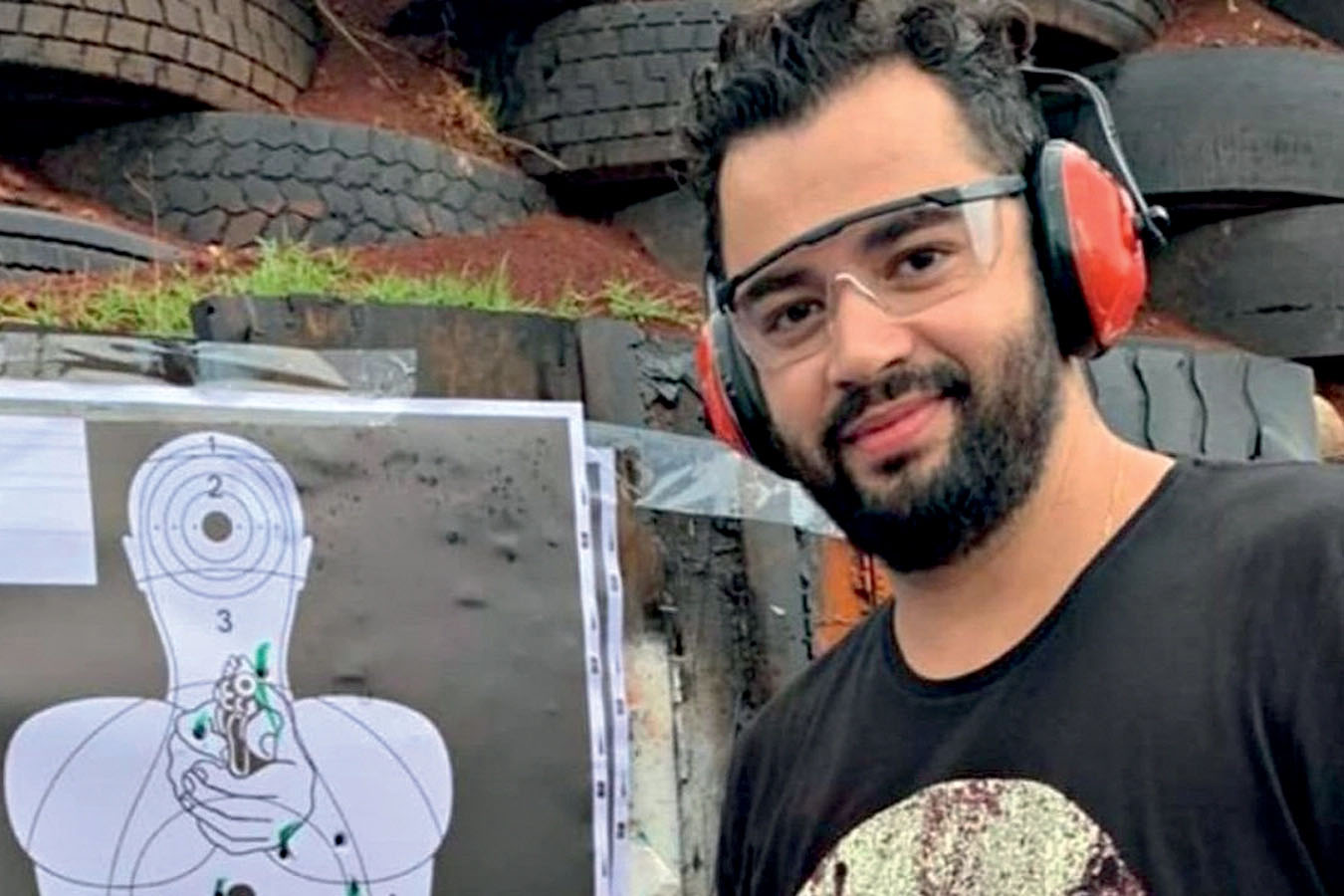 Homem Sorridente em Estande de Tiro Esportivo