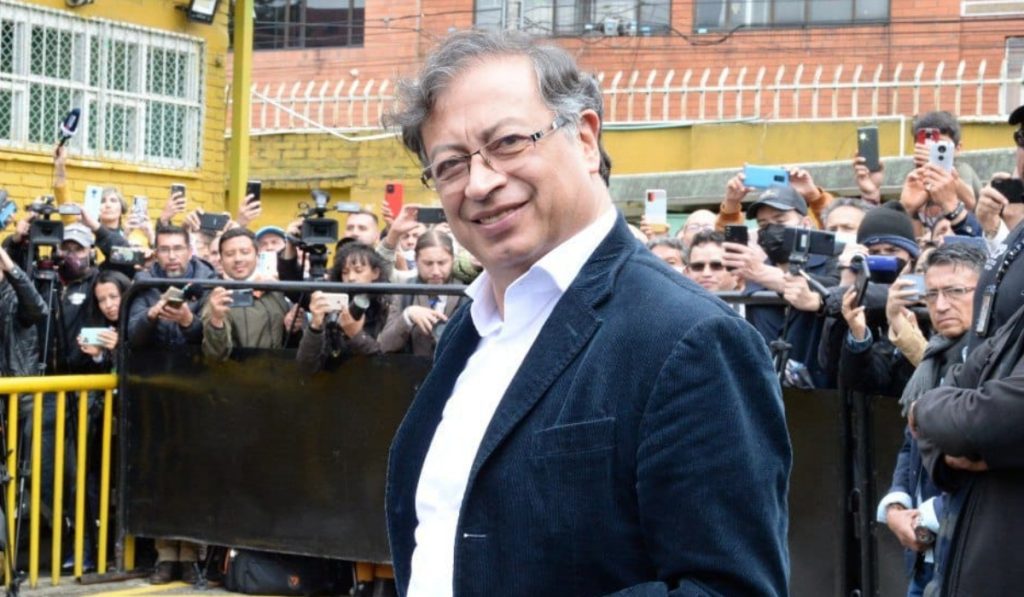 Gustavo Petro sorri em encontro público com imprensa