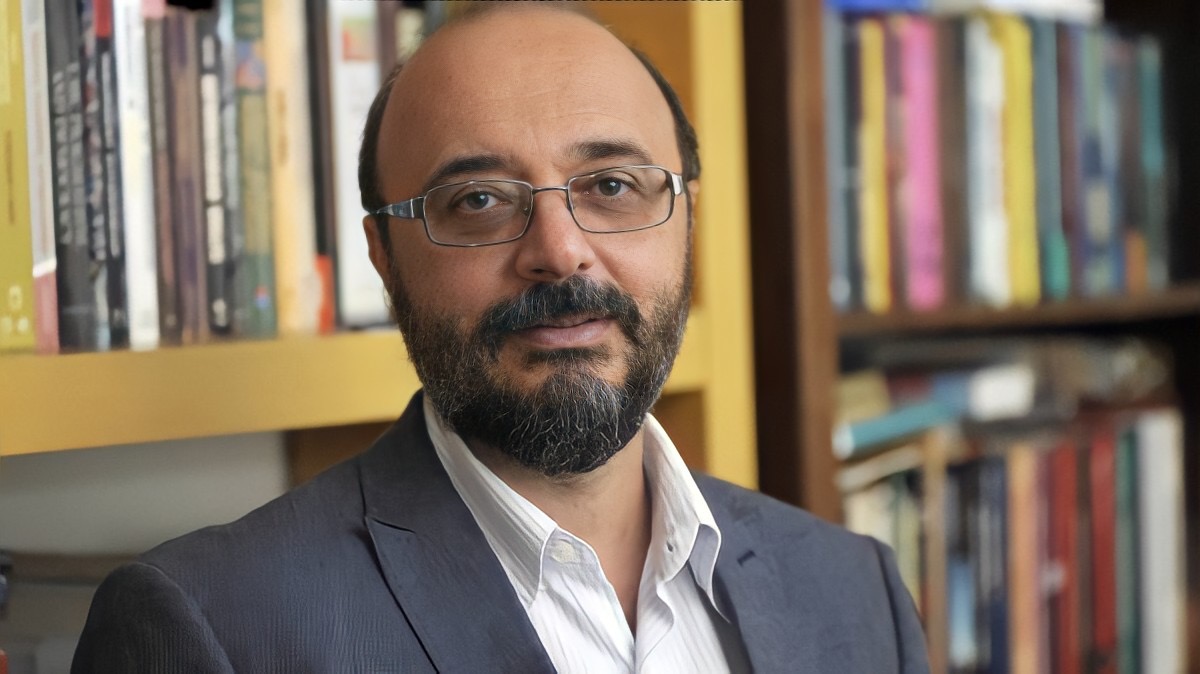 Retrato de Intelectual em Biblioteca