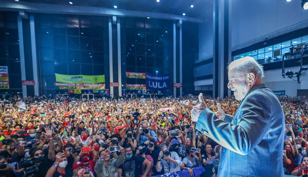 Lula e a multidão: Entusiasmo popular em comício