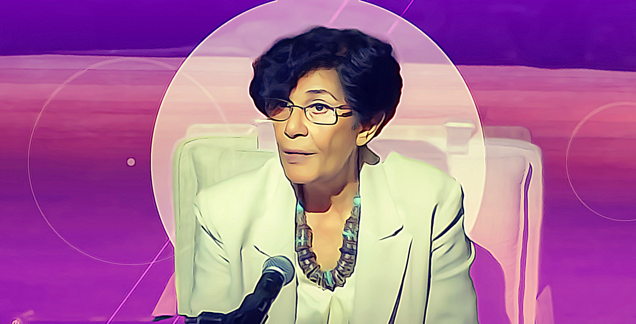 Palestrante mulher em evento, fundo roxo abstrato