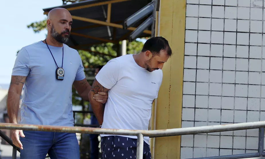 Homem detido por oficial, possível ação policial.