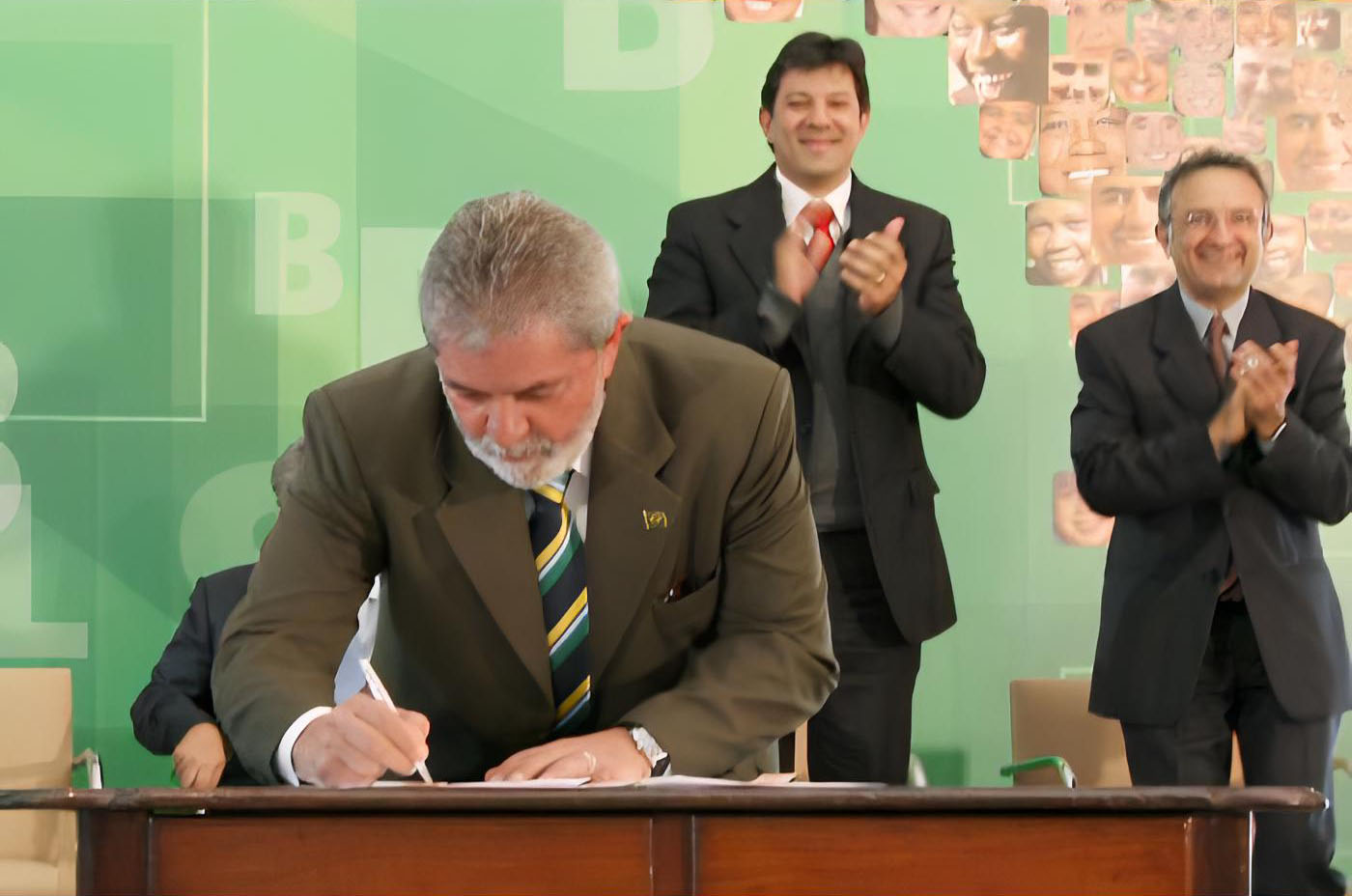 Lula assina documento em evento oficial de celebração