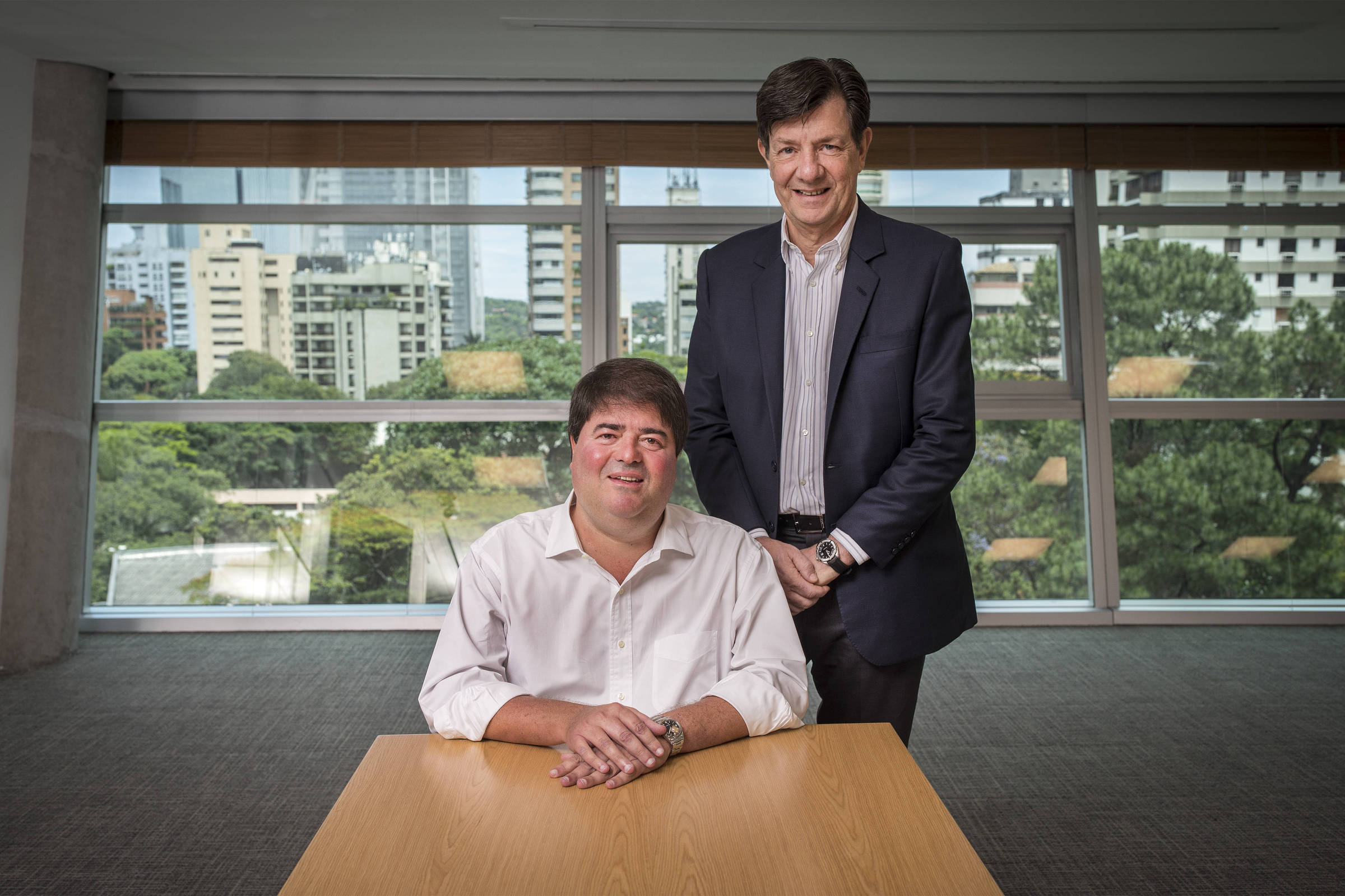 Executivos em Escritório Moderno com Vista Urbana