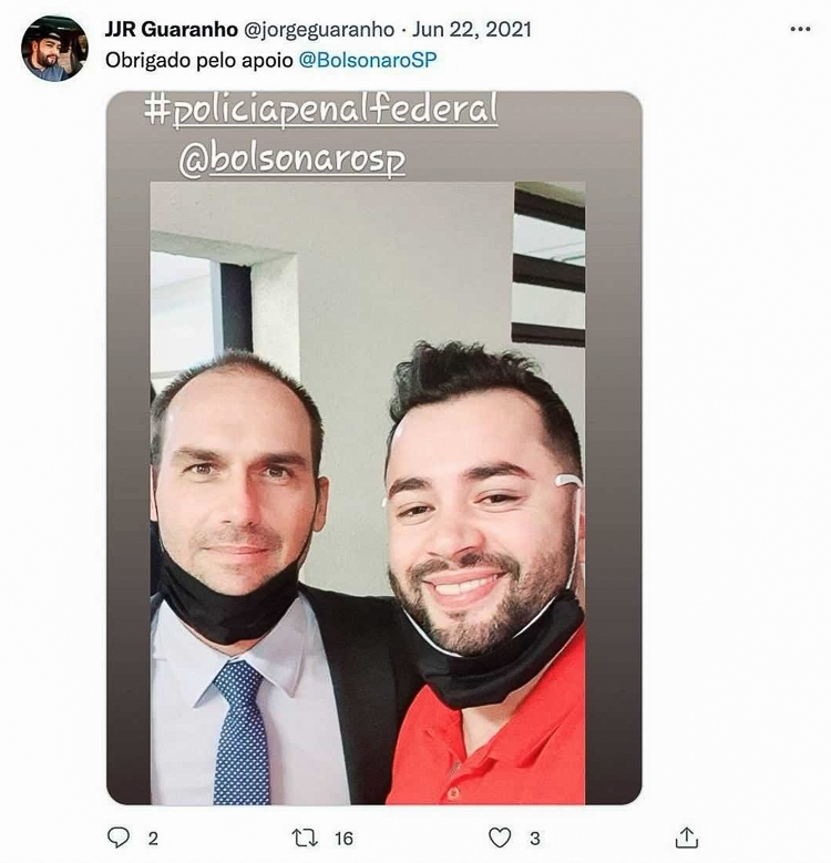 Eduardo Bolsonaro em Selfie com Apoiador em Tweet