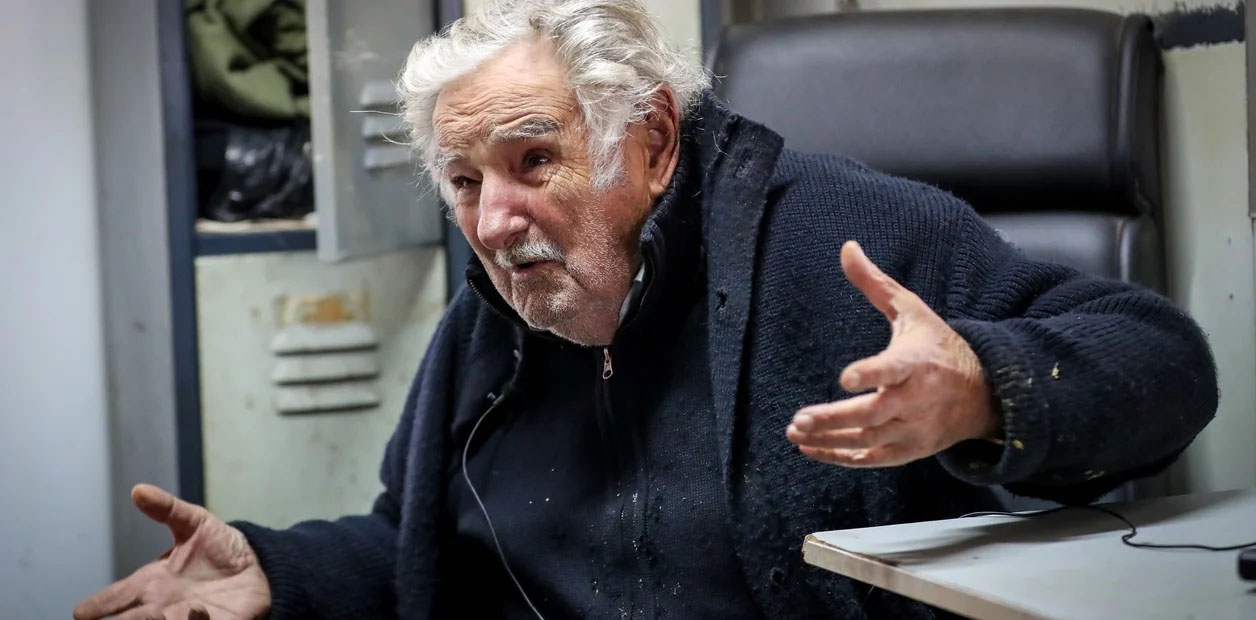 José Mujica em reflexão, gesto expressivo