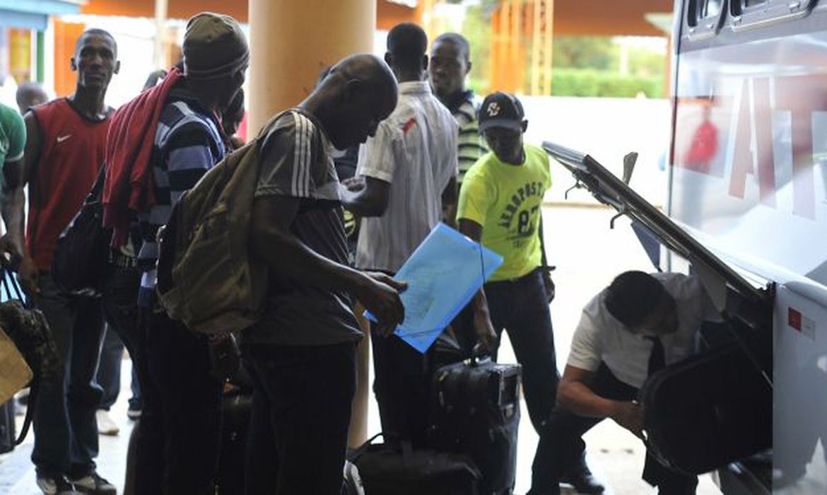 Jovens Migrantes: Preparativos para Partida e Novas Jornadas