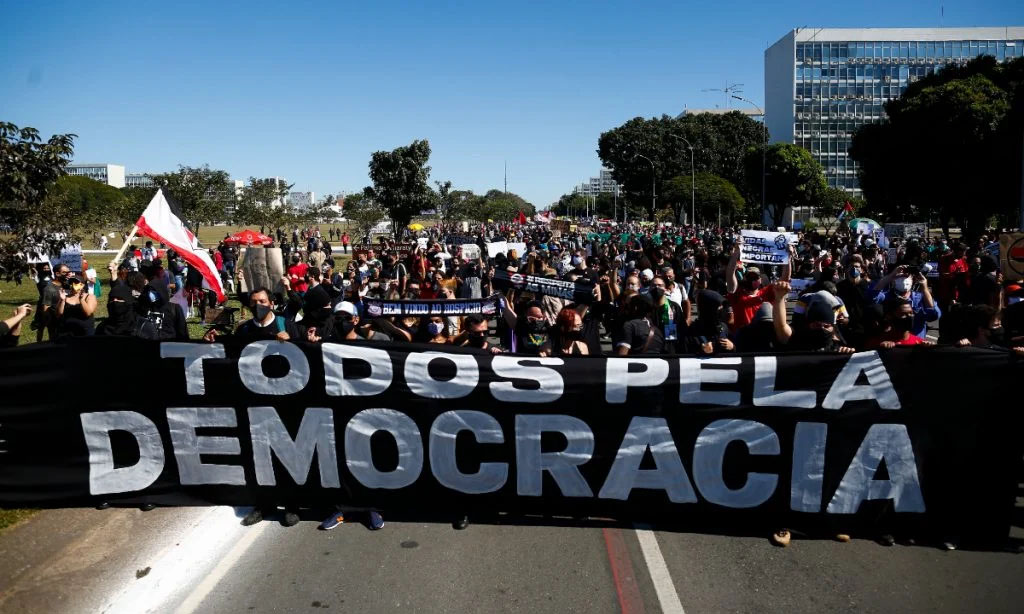 Milhares em Protesto Pela Democracia no Brasil