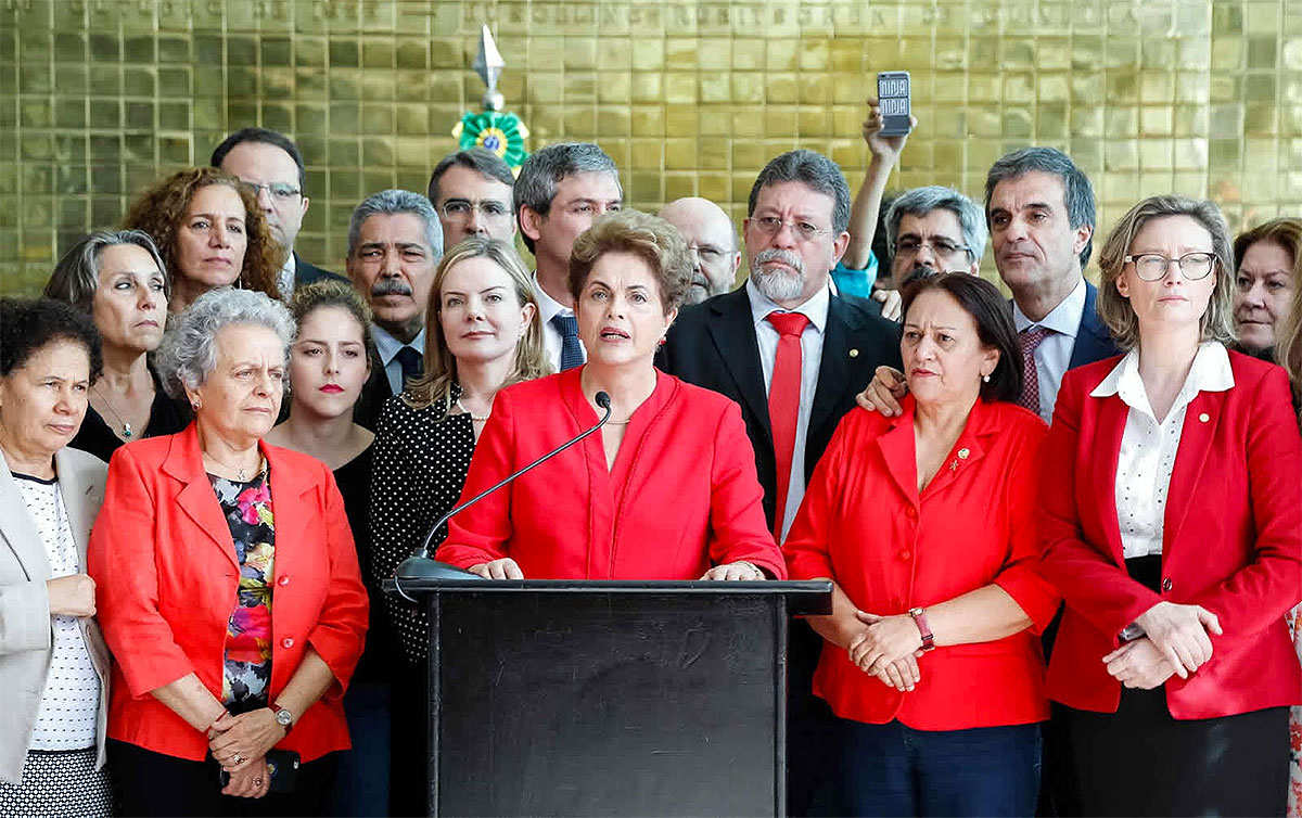 Dilma Rousseff e apoiadores em declaração política