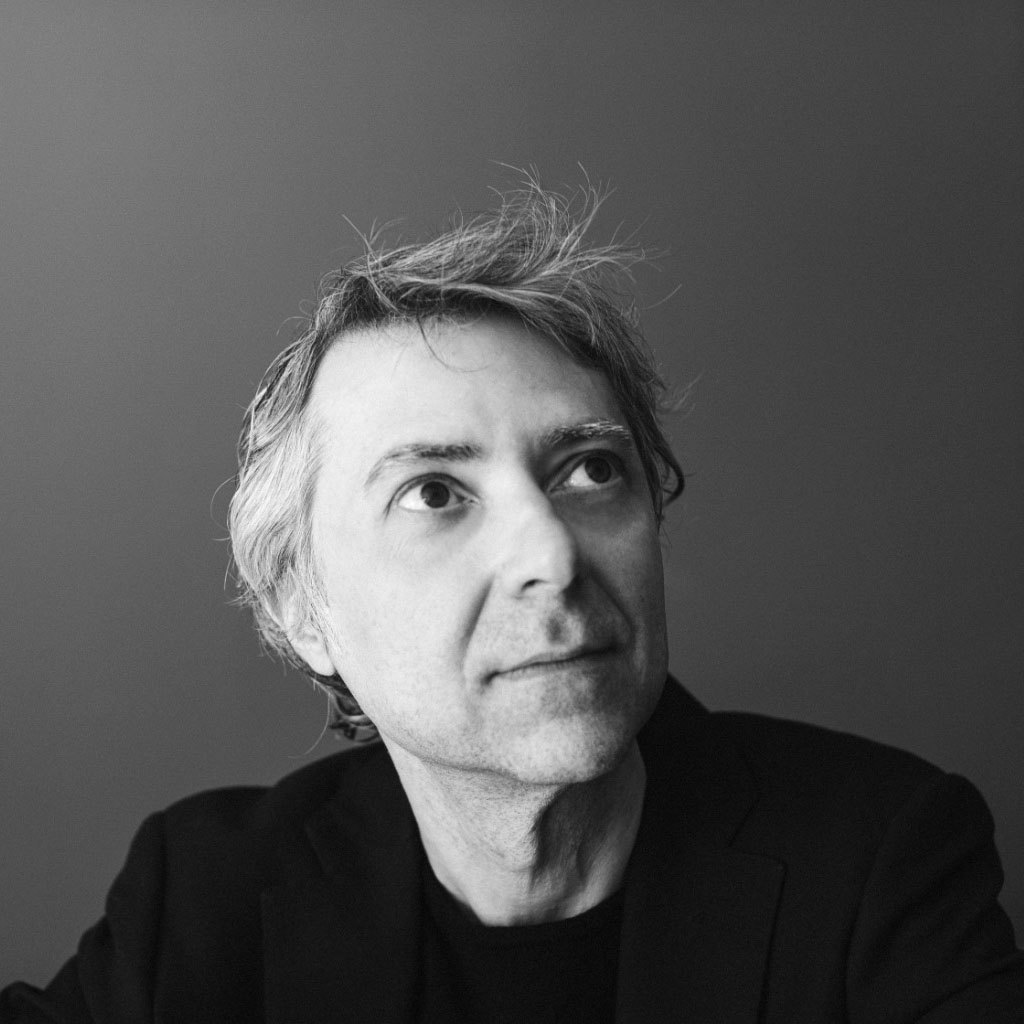 Retrato Ponderado: Homem Reflexivo de Olhar Elevado