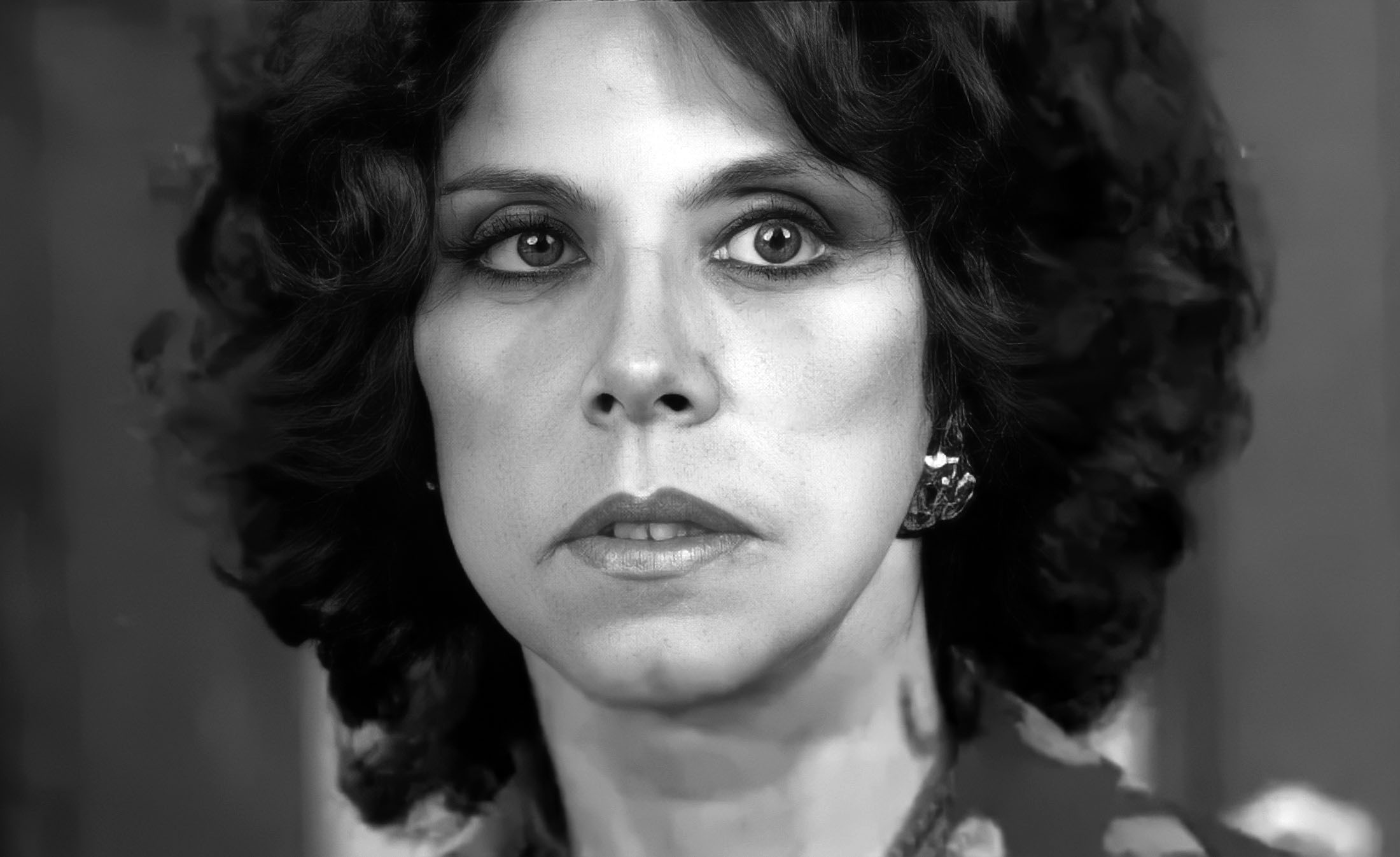 Retrato Intenso de Mulher: Olhar Direto em Preto e Branco