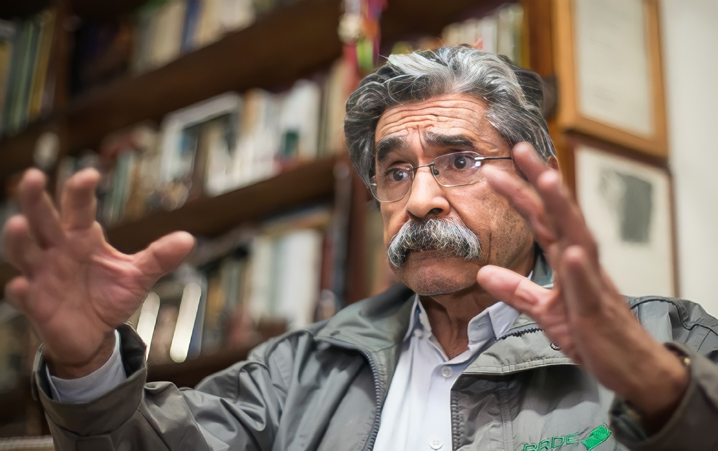 Homem Gesticulando Intensamente com Expressão Forte e Bigode