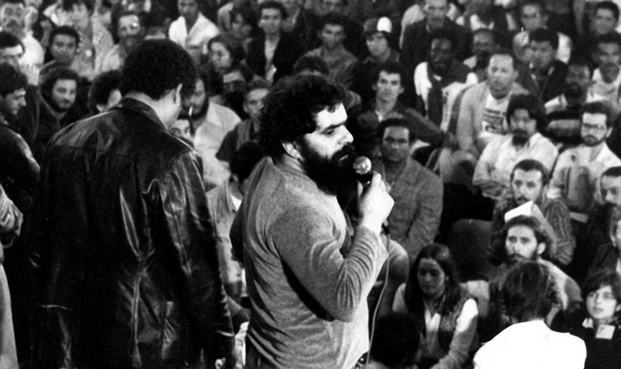 Lula discursando para multidão: mobilização e liderança