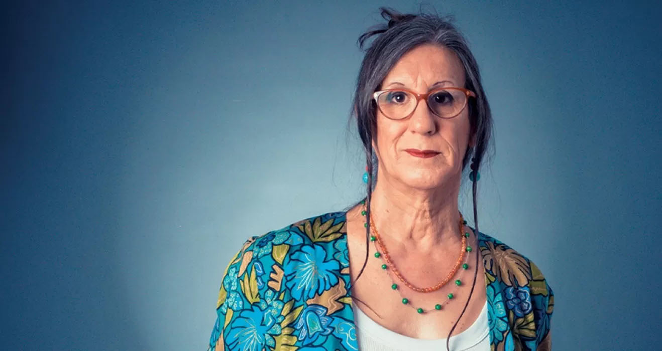 Retrato de Mulher Sênior com Óculos e Estilo Vibrante