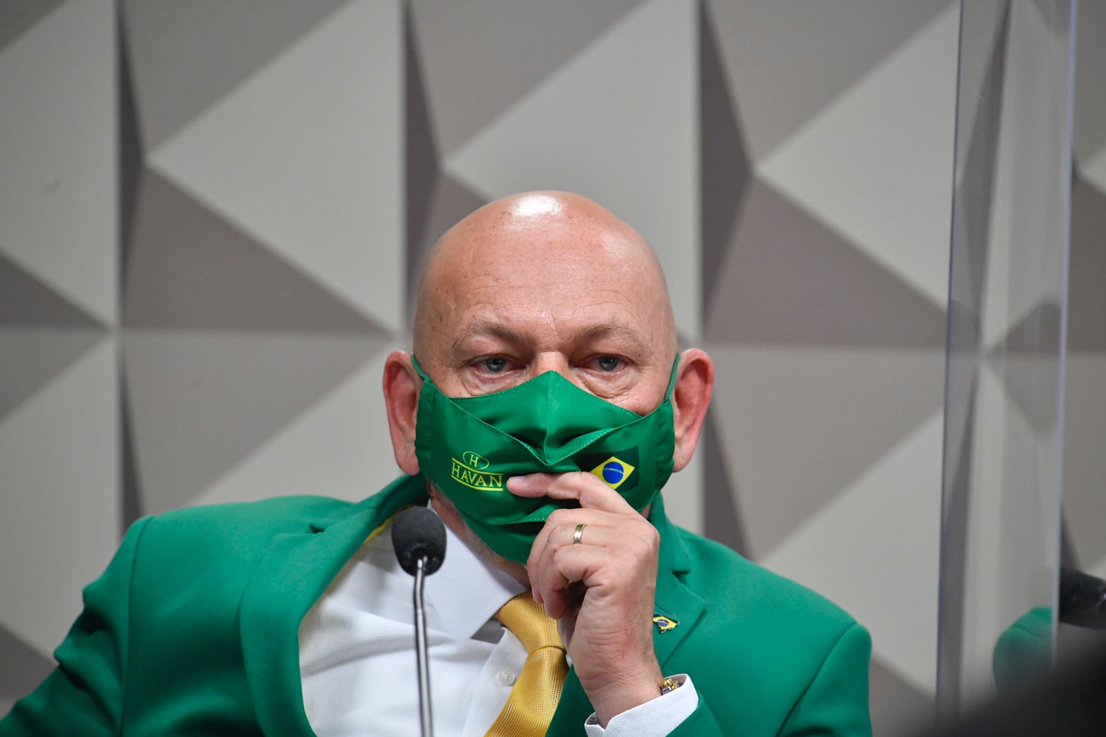 Empresário Luciano Hang de Máscara Verde e Amarela