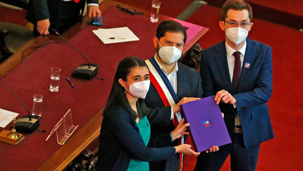 Boric e Oficiais Chilenos em Cerimônia de Documento Oficial