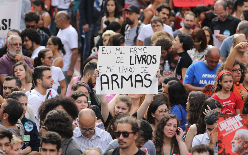 Manifestação: Livros Armam, Paz Liberta, Lula Livre