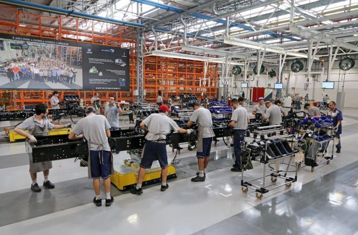 Linha de Montagem Industrial: Trabalho e Tecnologia em Fábrica Moderna