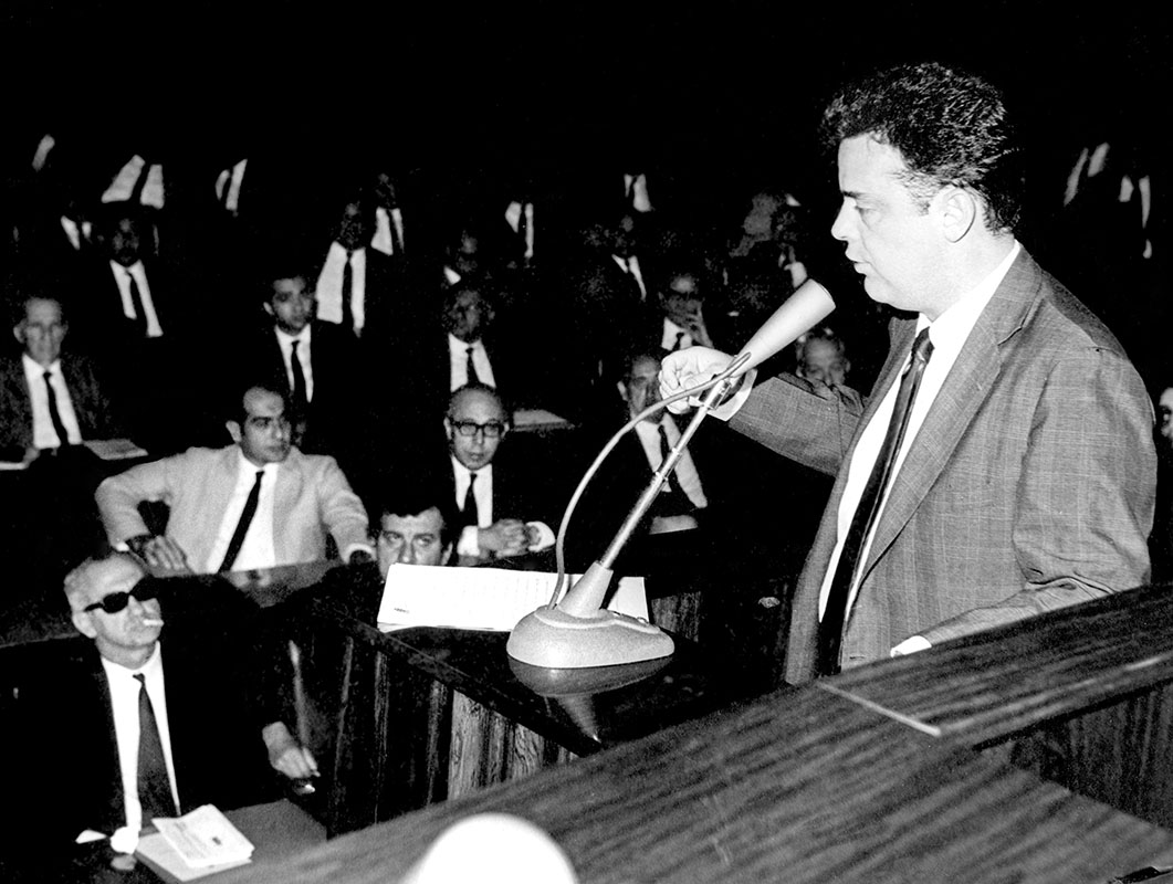 Discurso Político em Assembleia: Debate Histórico no Meio do Século XX