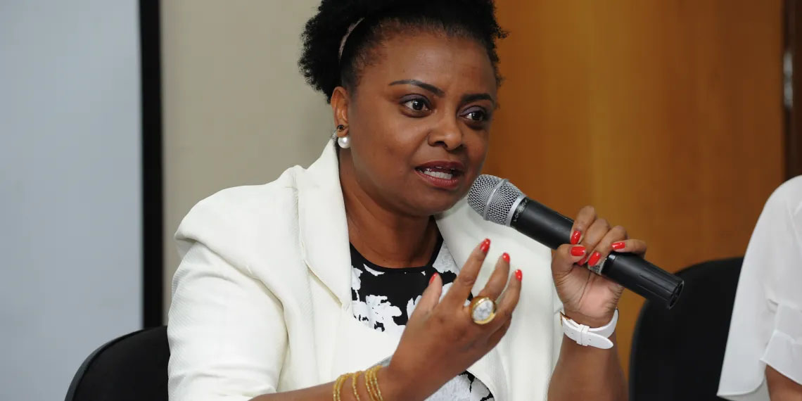 Mulher Negra Discursando em Evento Público