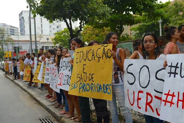 Manifestação pela Educação e Saúde Prioritárias no Brasil.