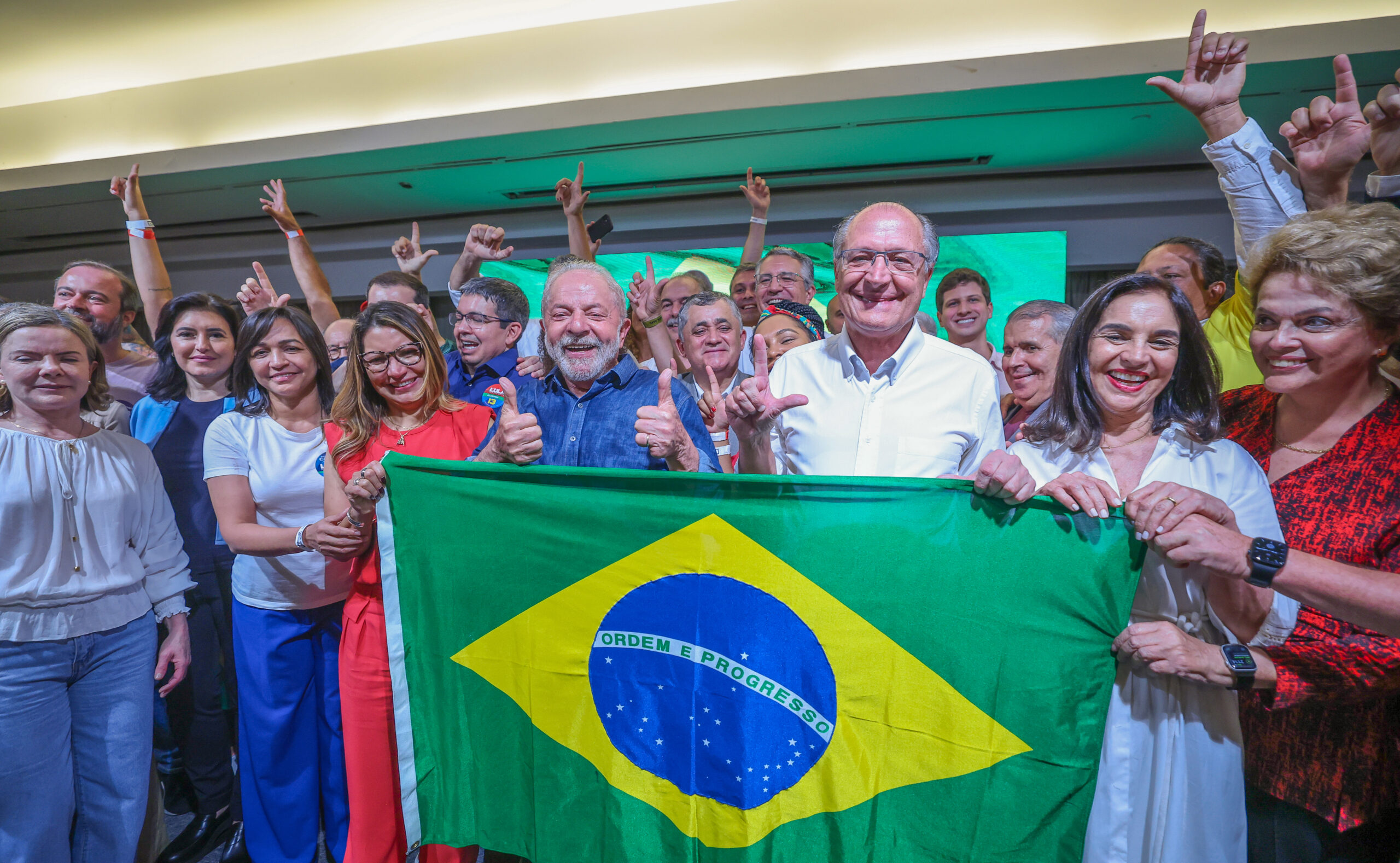 Lula, Alckmin e Aliados Celebrando com a Bandeira do Brasil