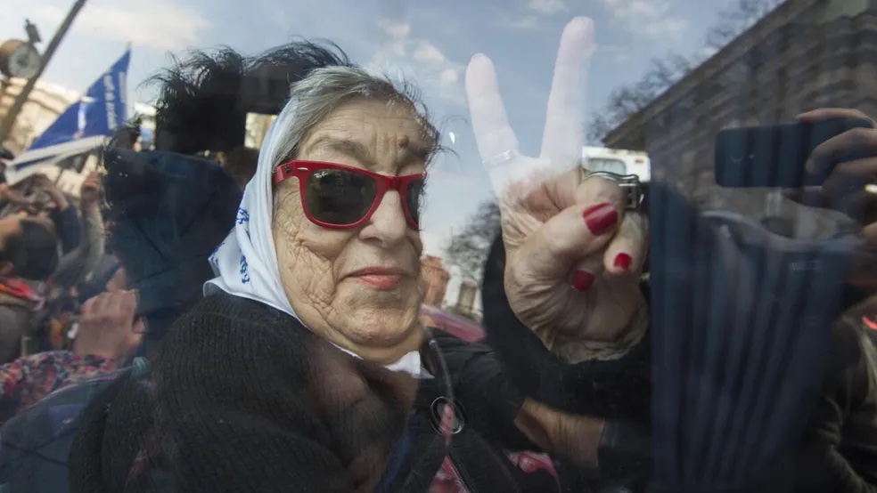 Mãe da Praça de Maio: V de Luta e Memória