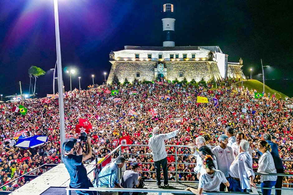 Comício massivo noturno no Farol da Barra, Salvador