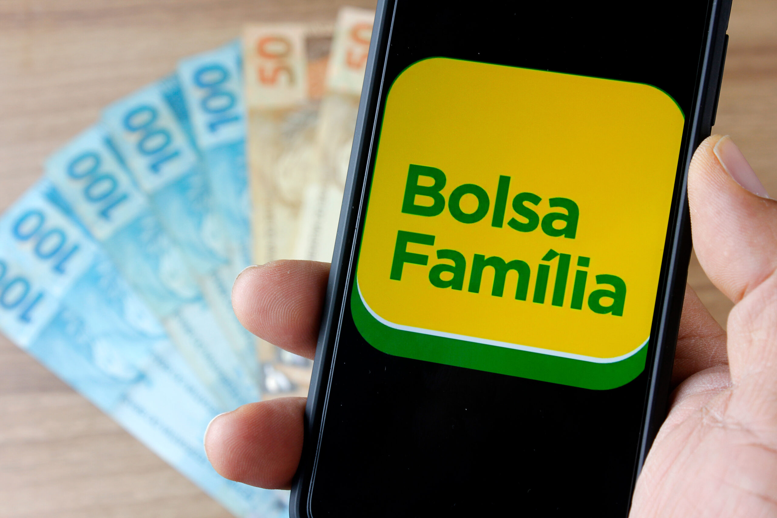 Bolsa Família no Celular: Acesso a Benefícios e Dinheiro.