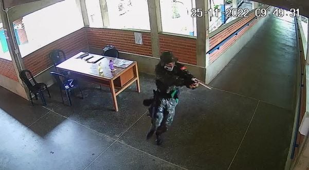 Agressor Armado em Uniforme Militar Registrado por Câmera de Segurança