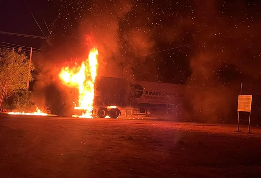 Incêndio noturno: Caminhão em chamas