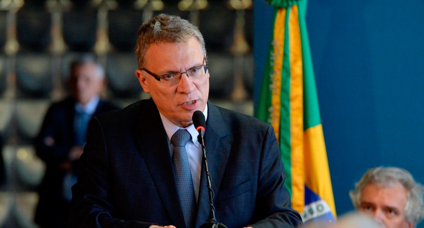 Homem de terno discursa em evento oficial brasileiro