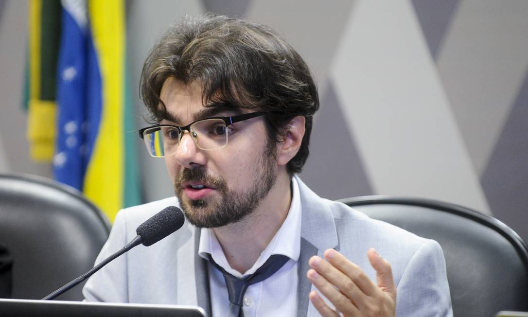 Jovem Analista Discute em Evento Político