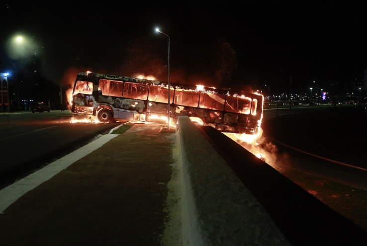 Ônibus em Chamas: Destruição e Urgência na Noite