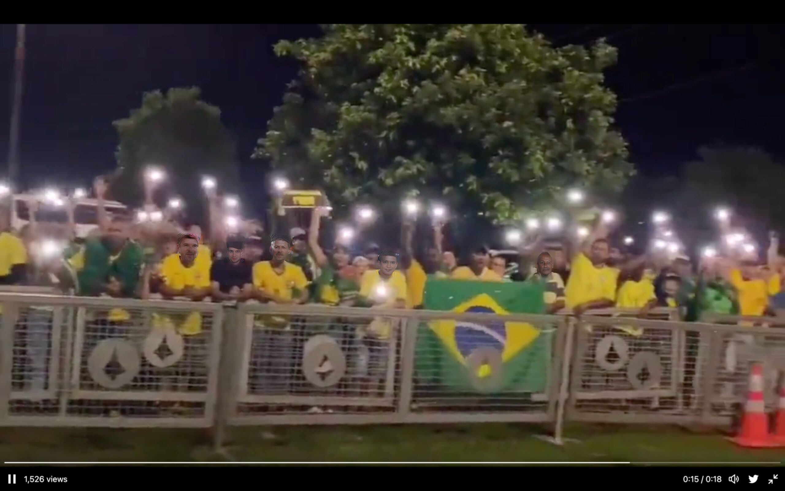 Ato Político Noturno: Bandeira Brasileira, Multidão Amarela e Rostos Alterados.