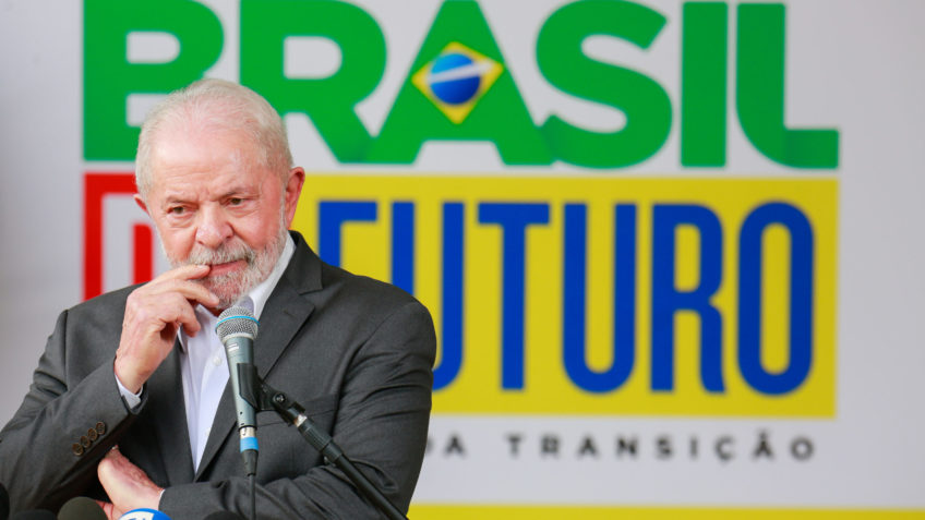 Lula pensativo em coletiva "Brasil do Futuro - A Transição"