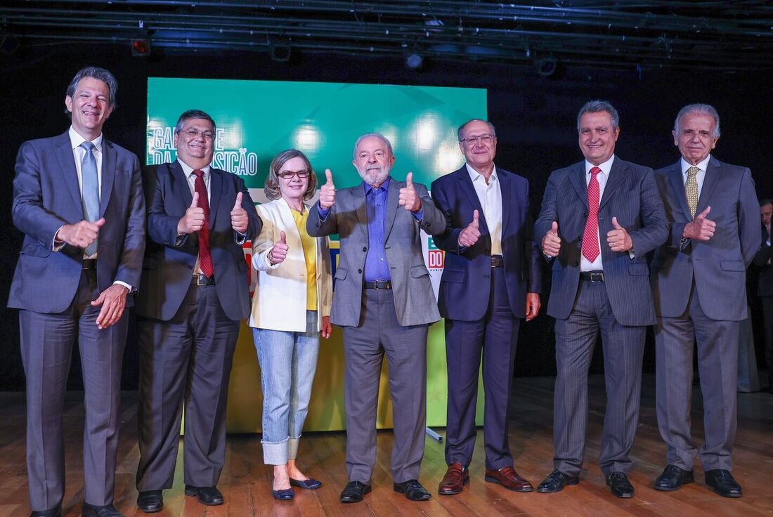 Lula e Ministros: Celebração de Otimismo e Unidade Governamental