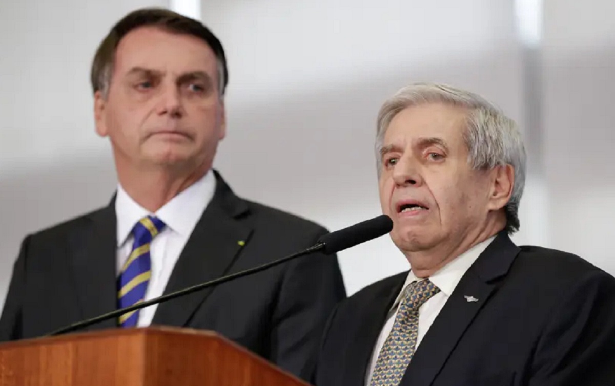Bolsonaro e General Heleno em Discurso Oficial