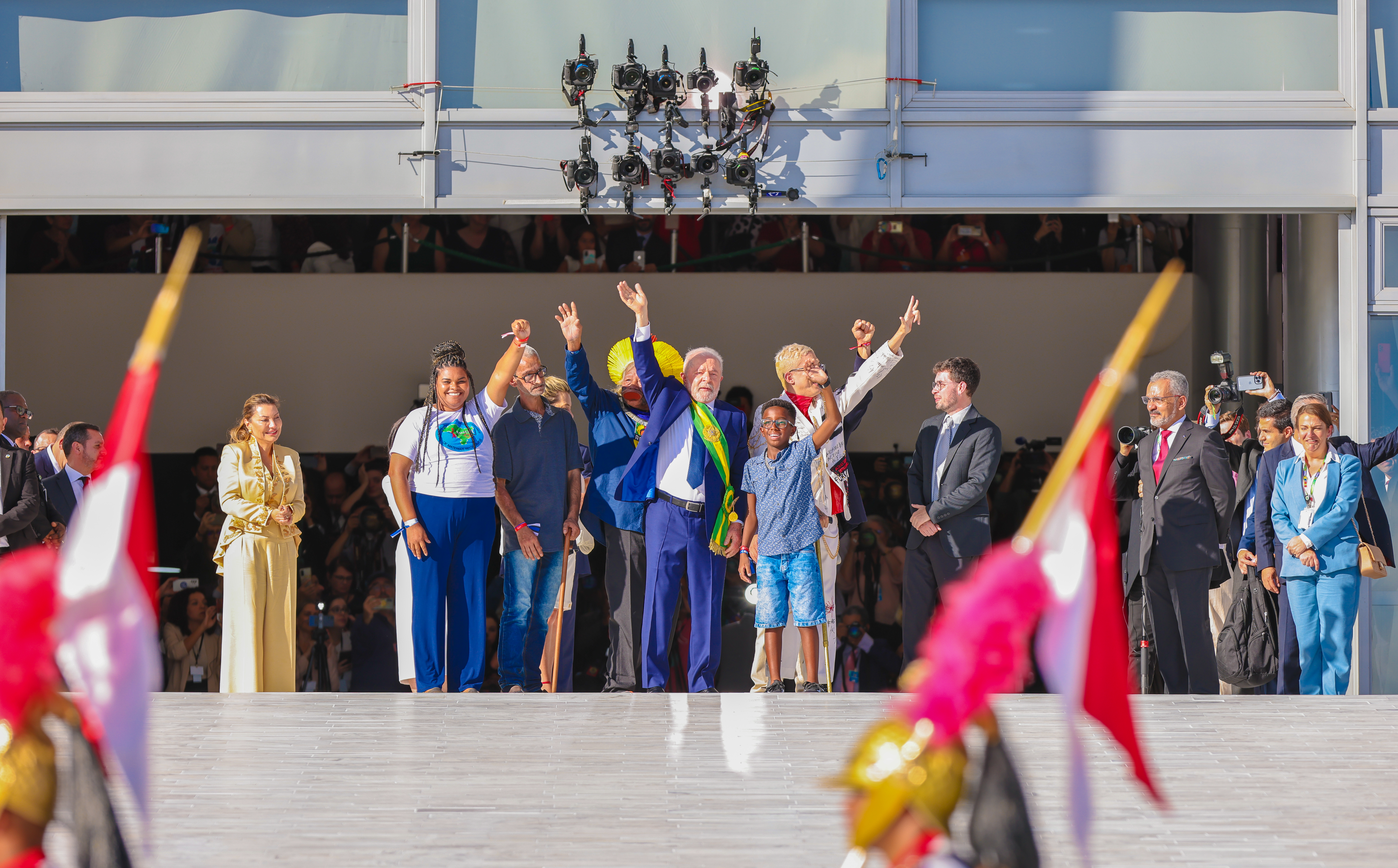 Lula e representantes acenam ao povo em celebração inclusiva