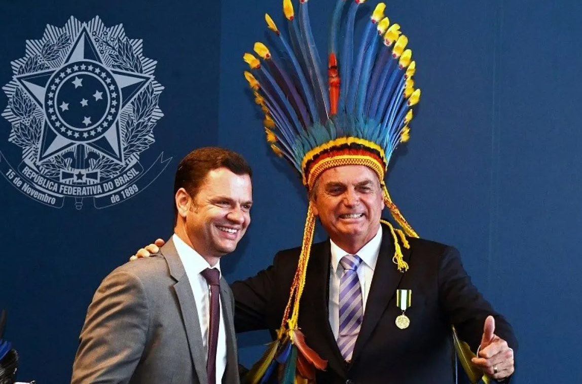 Bolsonaro com Cocar Indígena em Ato Político