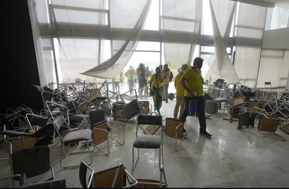 Caos e Destruição: Rescaldo Pós-Invasão em Brasília