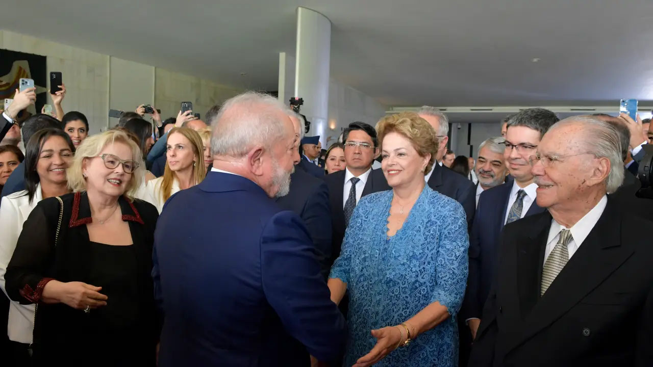 Lula e Dilma: Encontro de Líderes em Momento Político