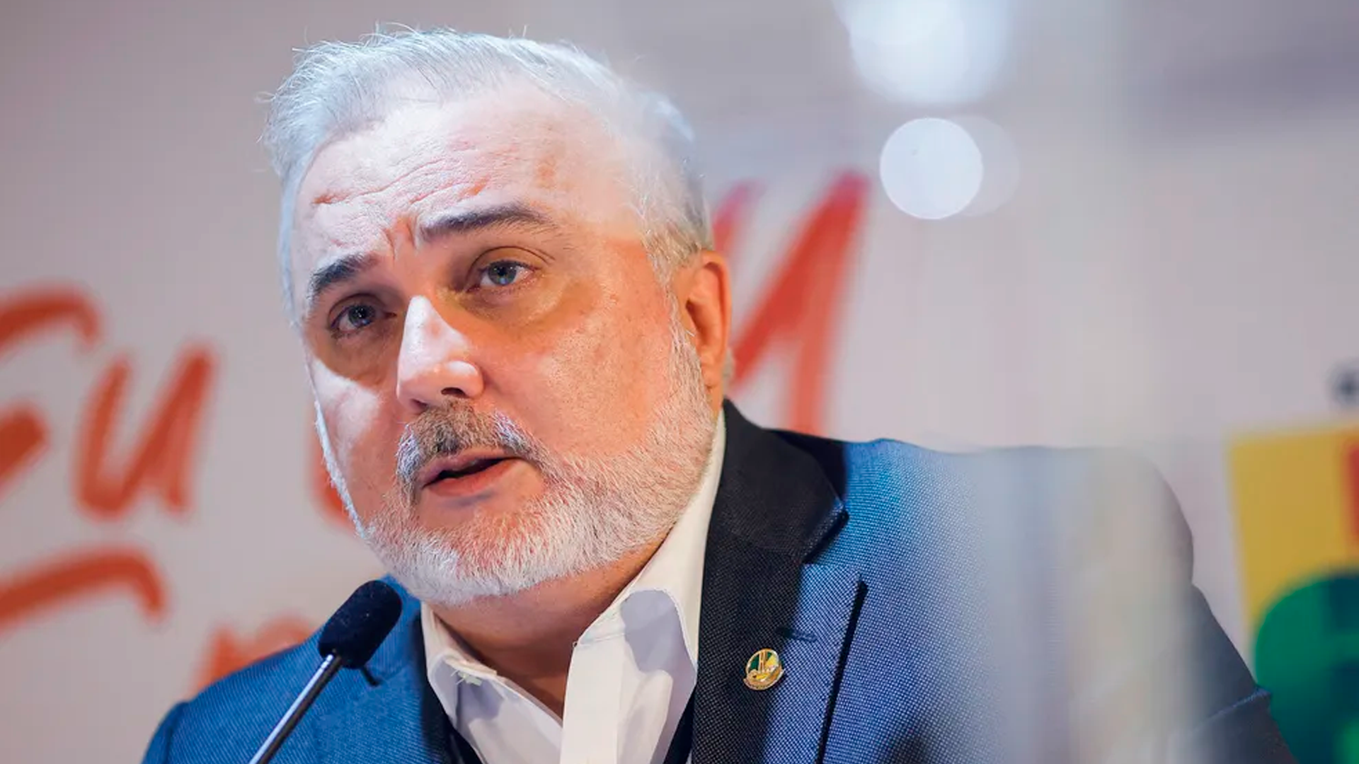 Palestrante em evento: seriedade e engajamento político.