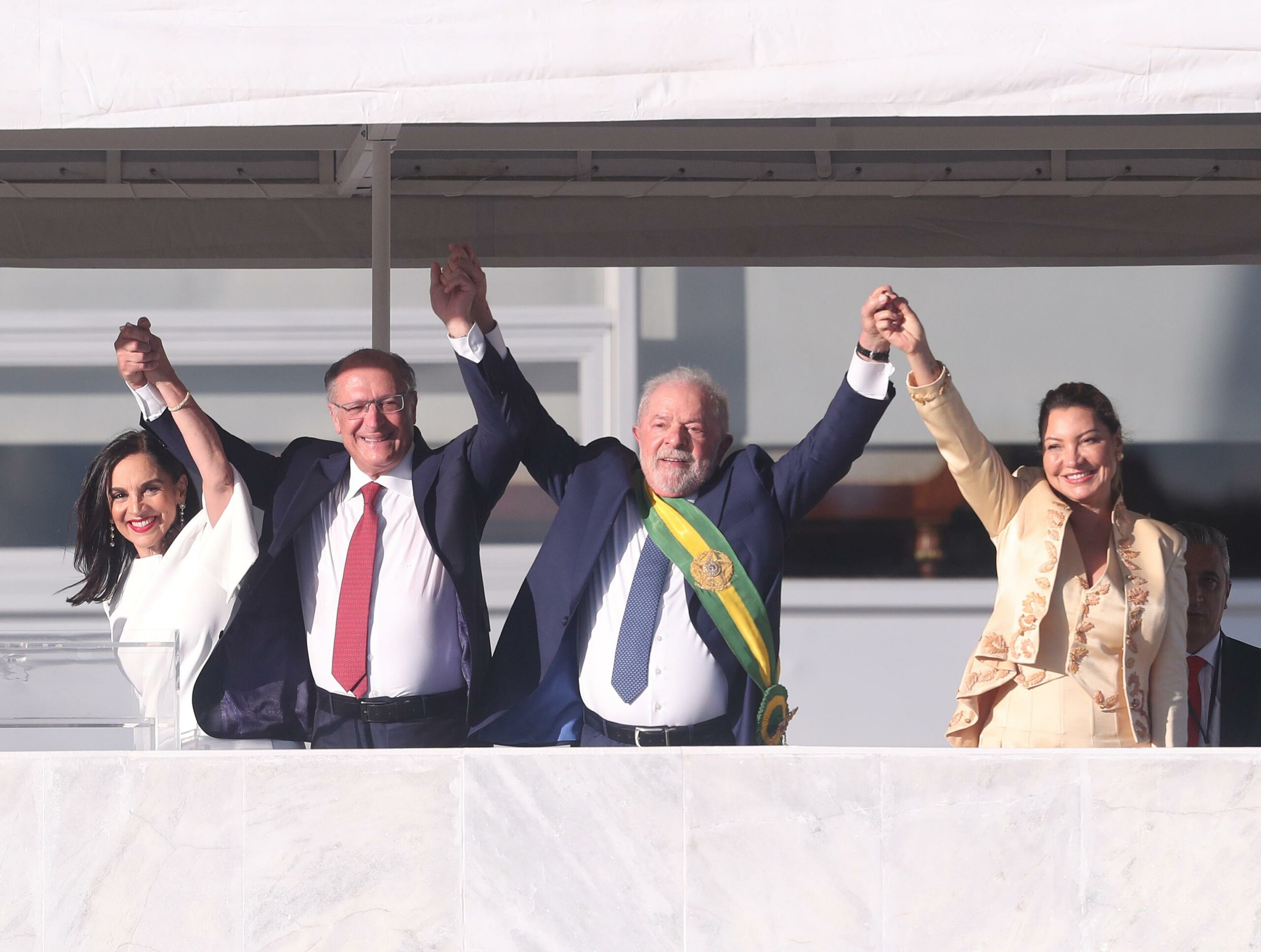 Lula, Alckmin e esposas celebram posse presidencial juntos.
