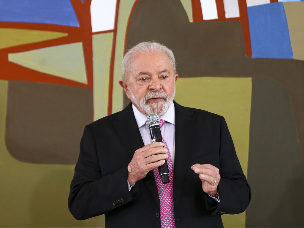Lula em Discurso: Liderança e Visão Política