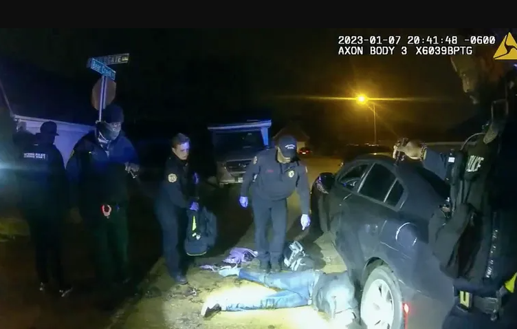 Operação Policial Noturna: Pessoa Caída, Oficiais Presentes