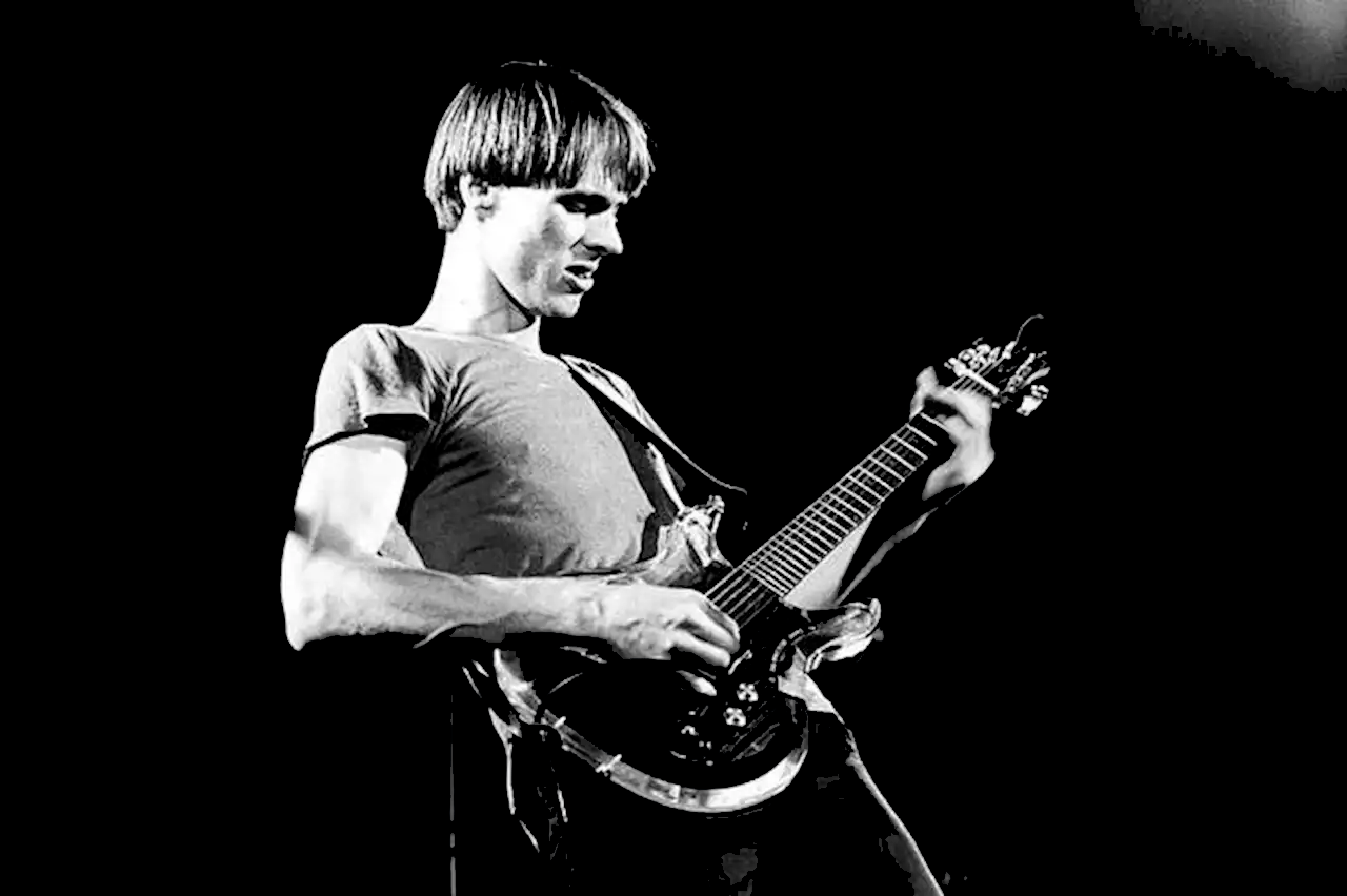 Músico de Rock Concentrado Tocando Guitarra