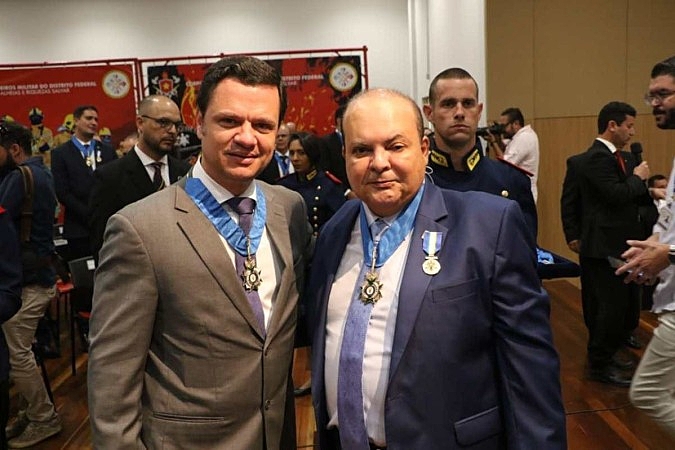 Personalidades Recebem Medalhas em Evento Formal