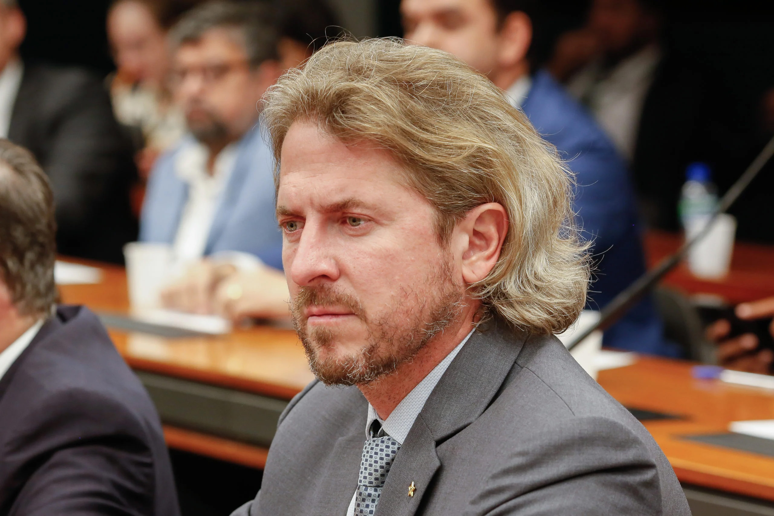 Homem sério em reunião: foco e reflexão política